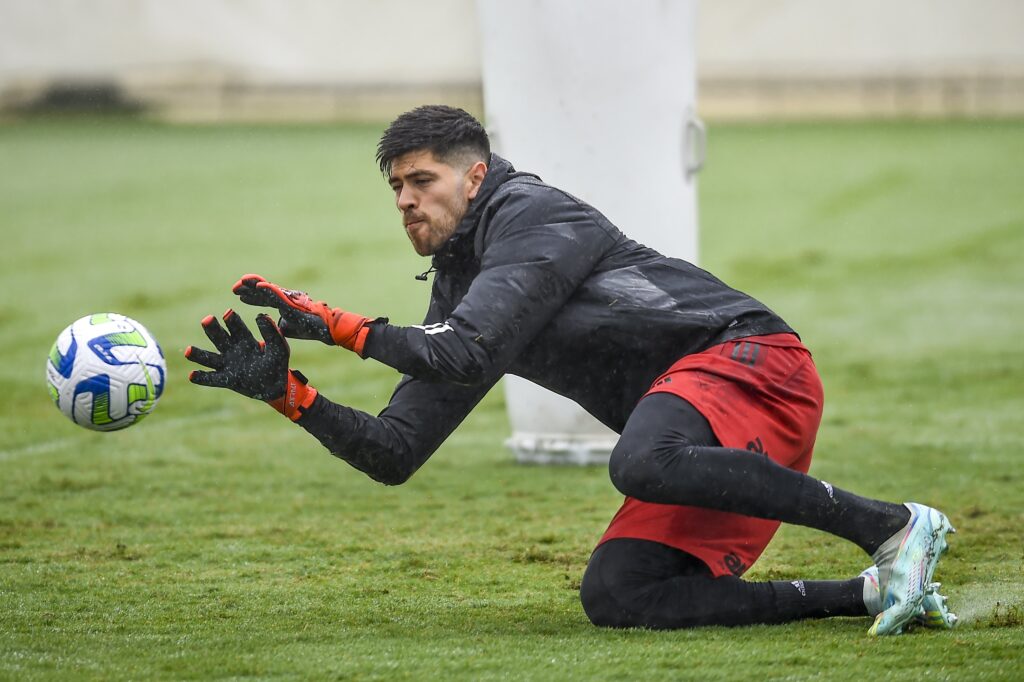 Agustín Rossi em treino do Flamengo; goleiro deve ser o titular do início da Era Tite