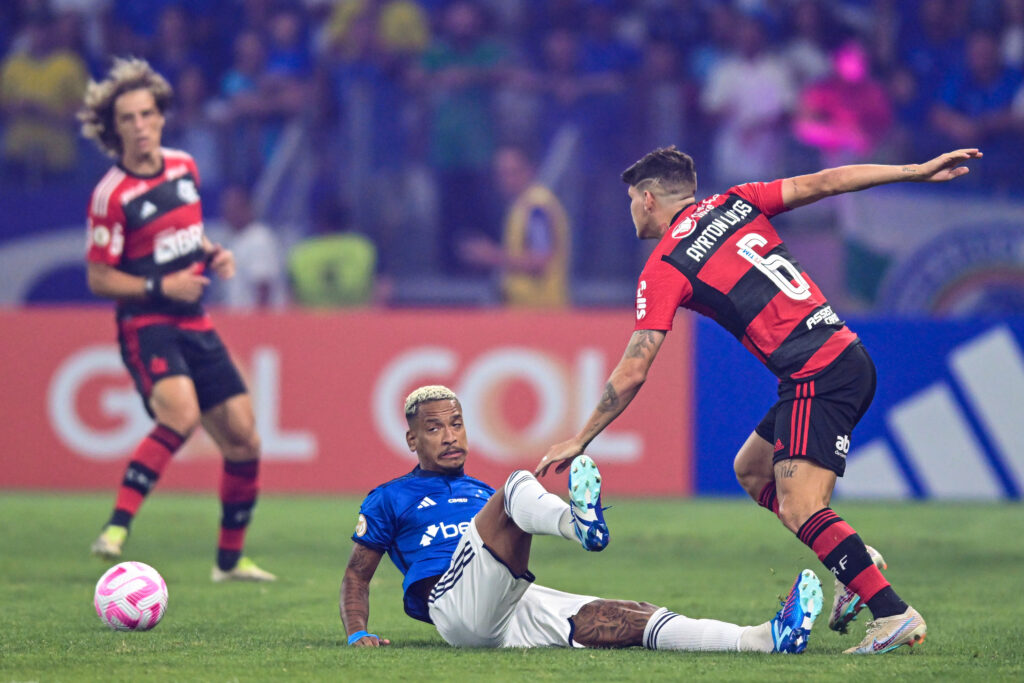 Ayrton Lucas em Cruzeiro x Flamengo; veja melhores momentos