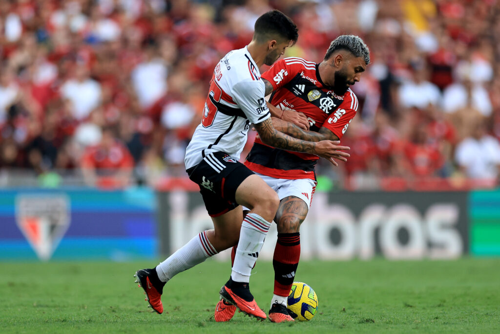 Beraldo marcando Gabigol em Flamengo x São Paulo na final da Copa do Brasil