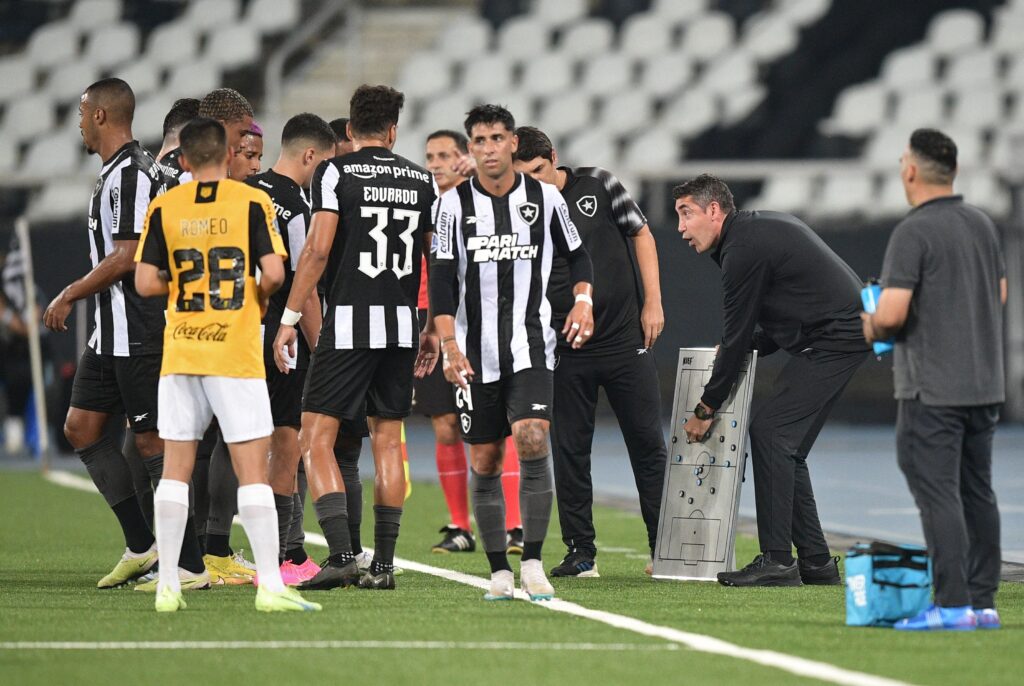 Bruno Lage, técnico demitido do Botafogo após pedido dos jogadores; jornalista questiona papel da imprensa caso fossem jogadores do Flamengo