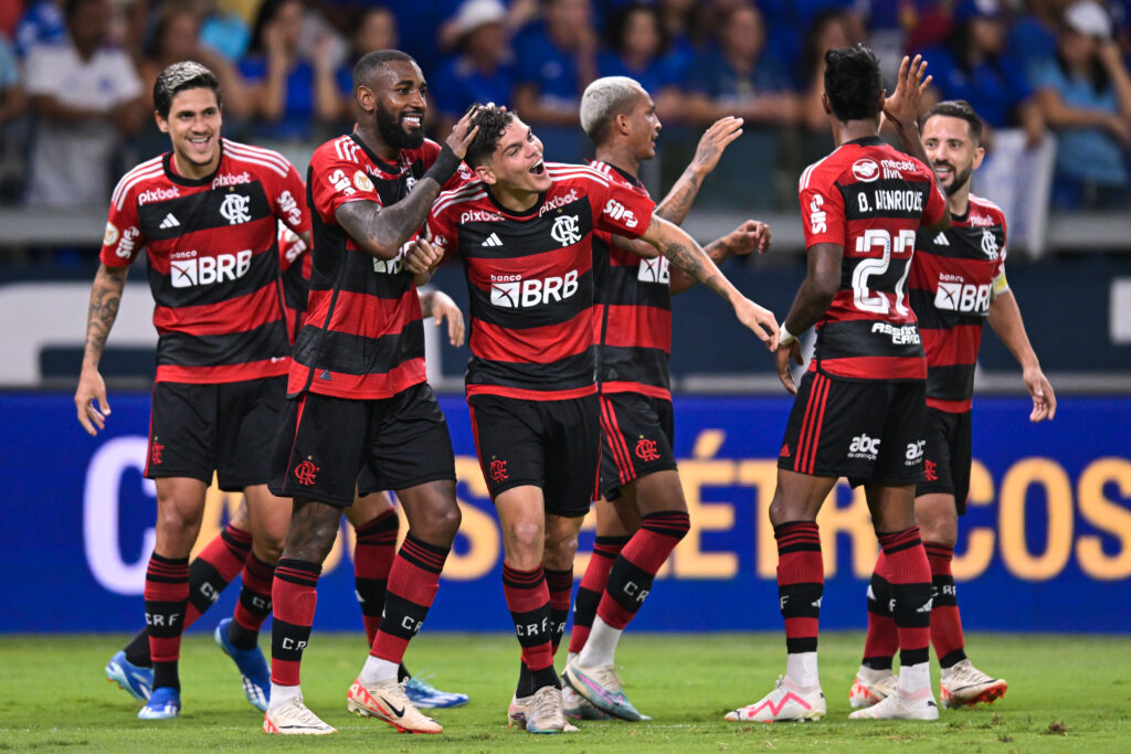 Jogadores do Flamengo comemoram gol de Ayrton Lucas contra o Cruzeiro, na estreia de Tite; Time busca encerrar marca expressiva do Bragantino no Brasileirão