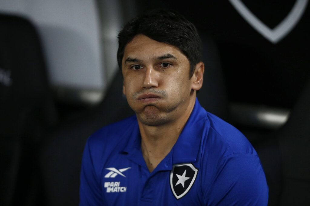 Técnico do Botafogo, Lúcio Flávio lamenta tropeço no Brasileirão. Nova derrota pode "abrir" campeonato para Flamengo, Bragantino e Palmeiras