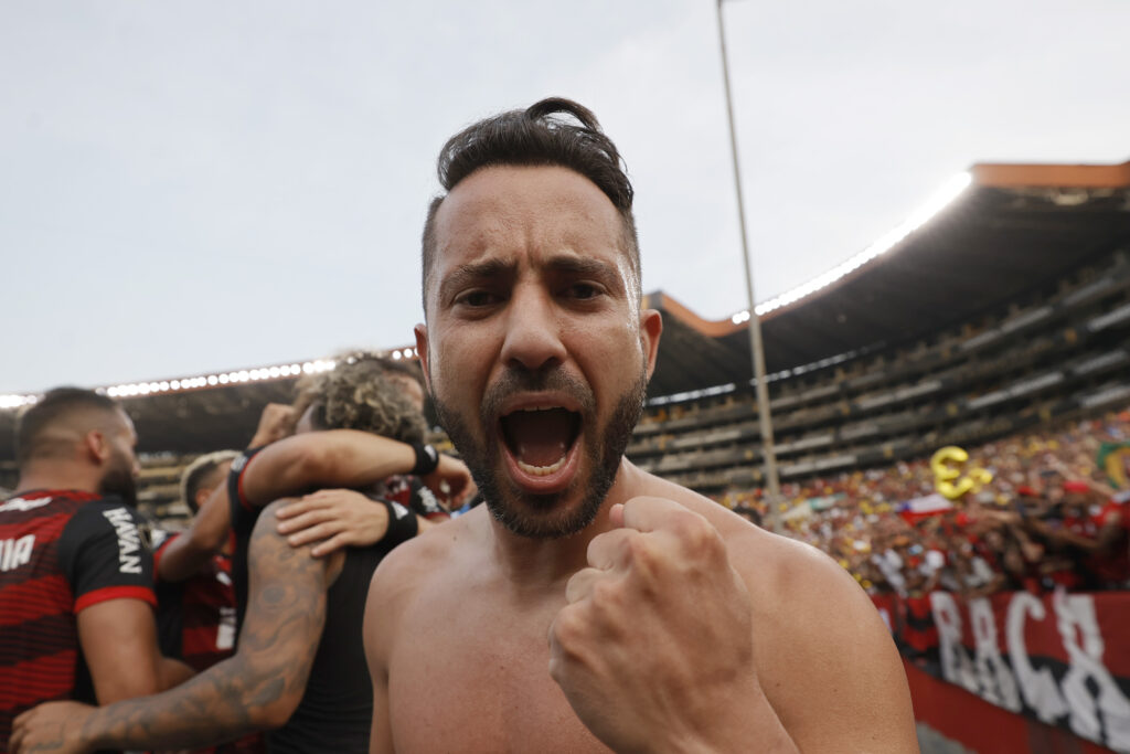 Flamengo define como fará renovação de Everton Ribeiro e conversa com jogador
