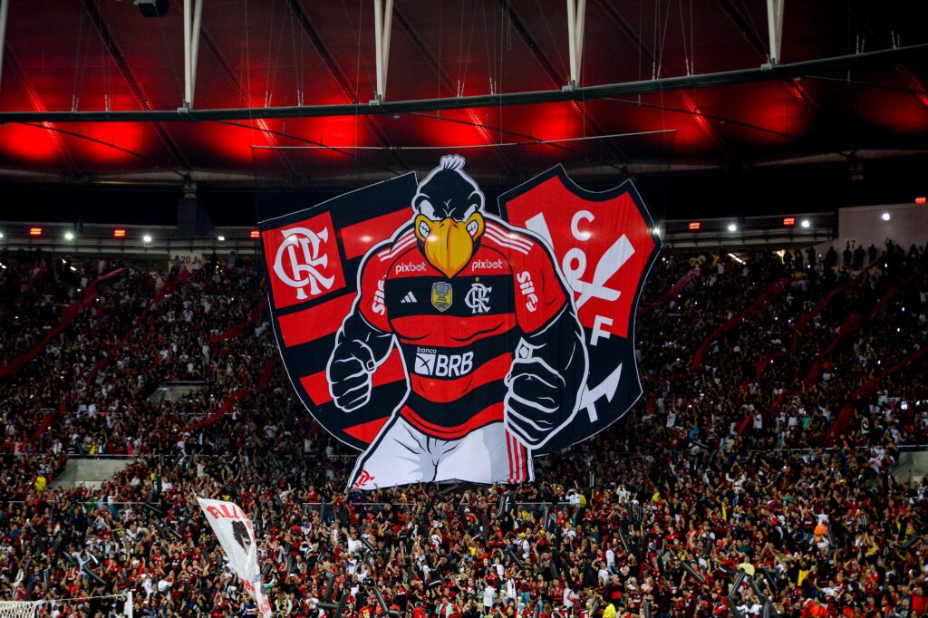 torcida do Flamengo com mosaico no maracanã