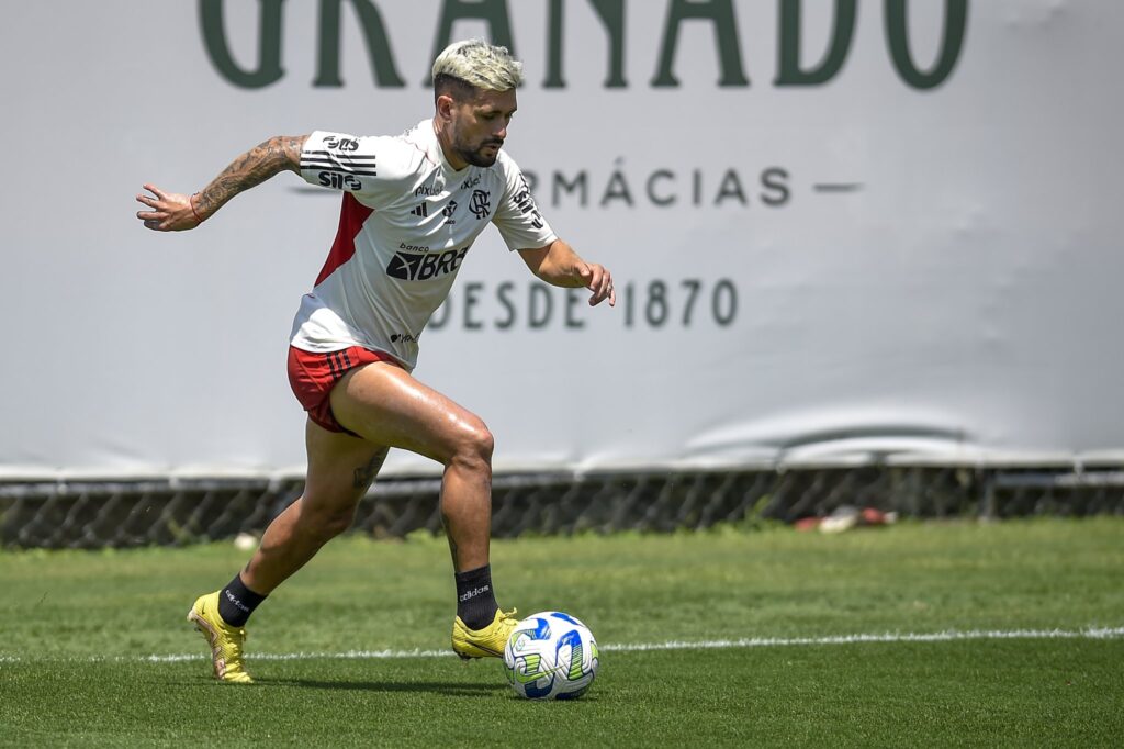 Arrascaeta em treino no ninho do urubu