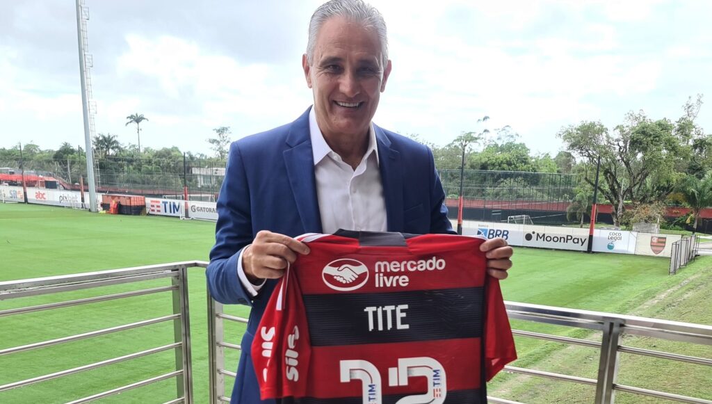 Tite posa com a camisa do Flamengo no Ninho do Urubu; Diego Ribas comenta fórmula de 2019 e 2022 que treinador pode repetir no clube