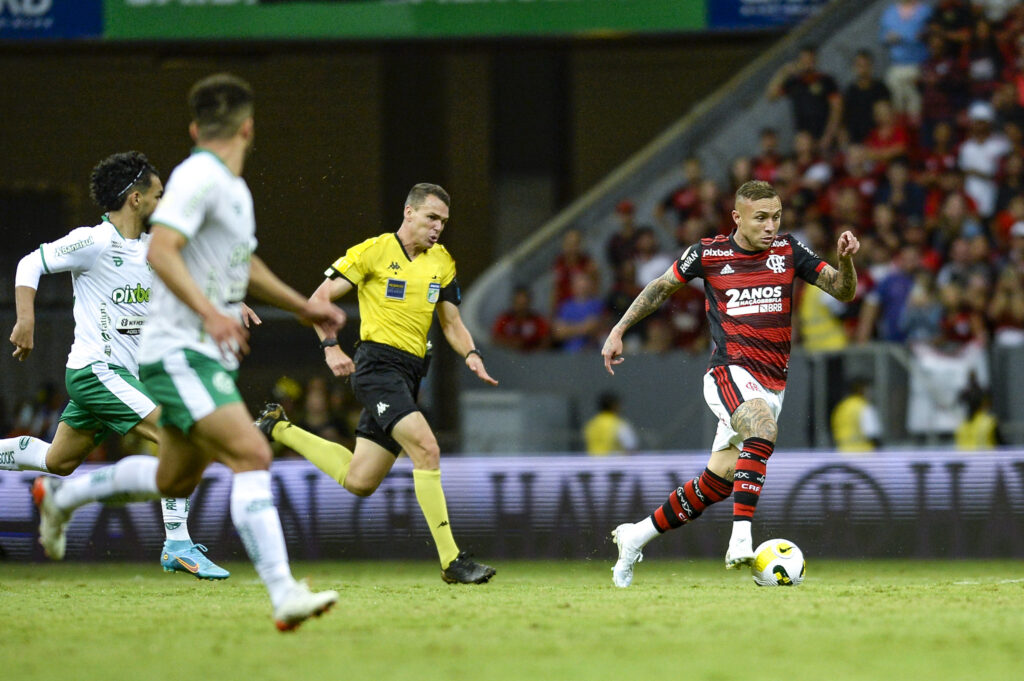 Everton Cebolinha na estreia pelo Flamengo; jogador pode ganhar mais chances com a chegada de Tite