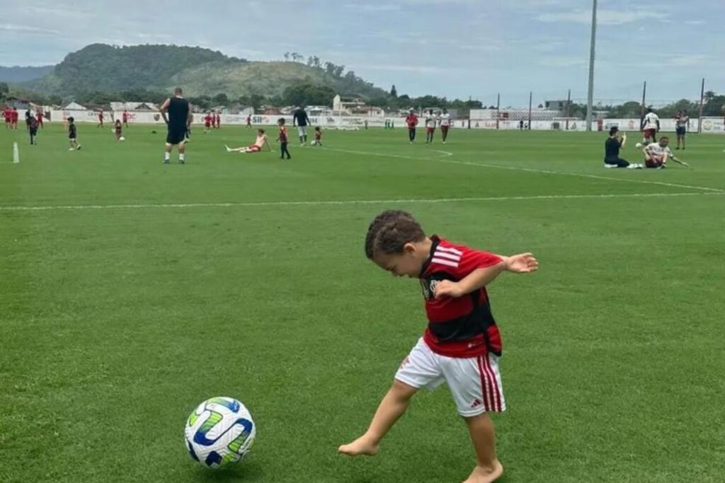 Família de jogadores do Flamengo participam de confraternização no Ninho do Urubu em comemoração ao Dia do Flamenguista; Santos tem dia diferente antes de enfrentar o Fla pelo Campeonato Brasileiro