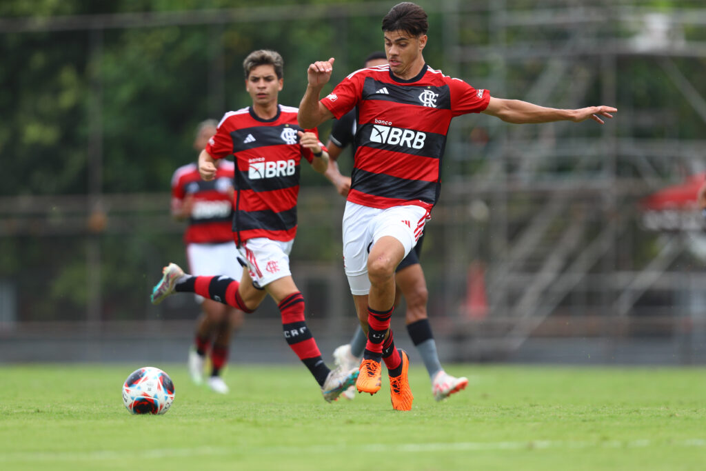 Rodriguinho e Pedro Estevam em jogo do Flamengo sub-19; Fla venceu o Bragantino e avançou na série bronze da Copa Atlântico