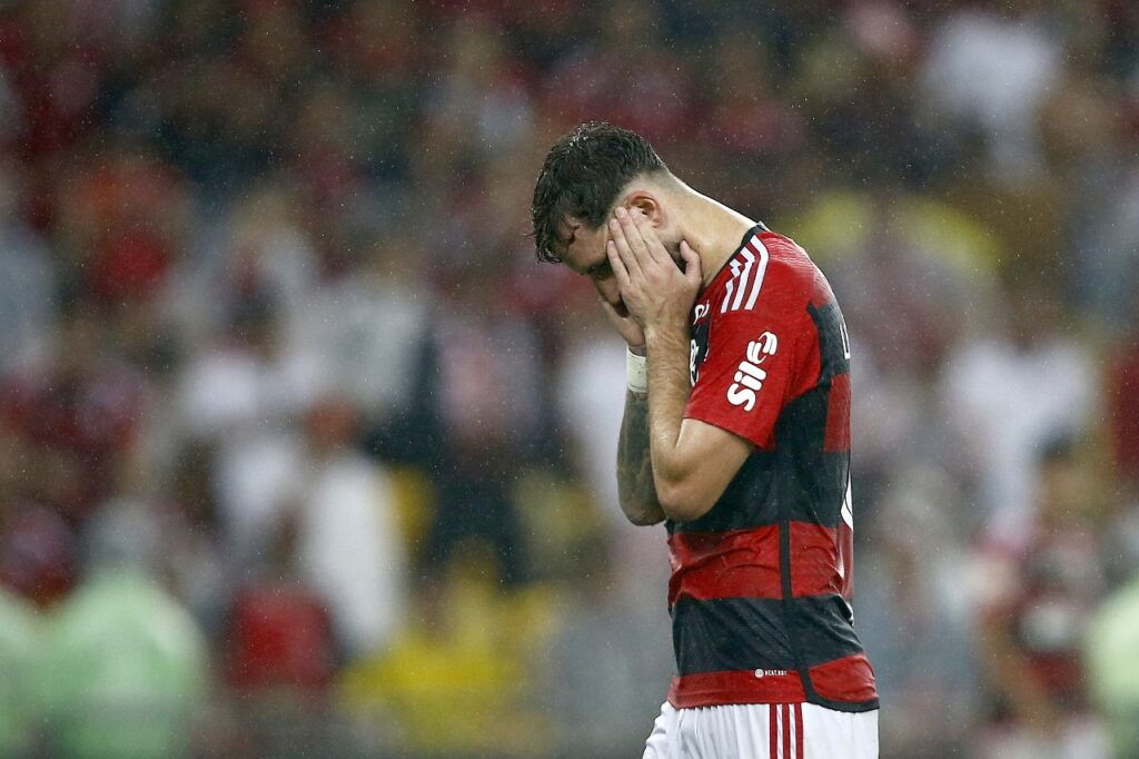 Léo Pereira, zagueiro do Flamengo, lamentando resultado negativo do seu time