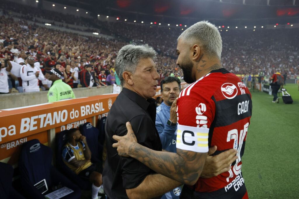 Renato Gaúcho e Gabigol se cumprimentam antes de Flamengo x Grêmio pela Copa do Brasil, no Maracanã