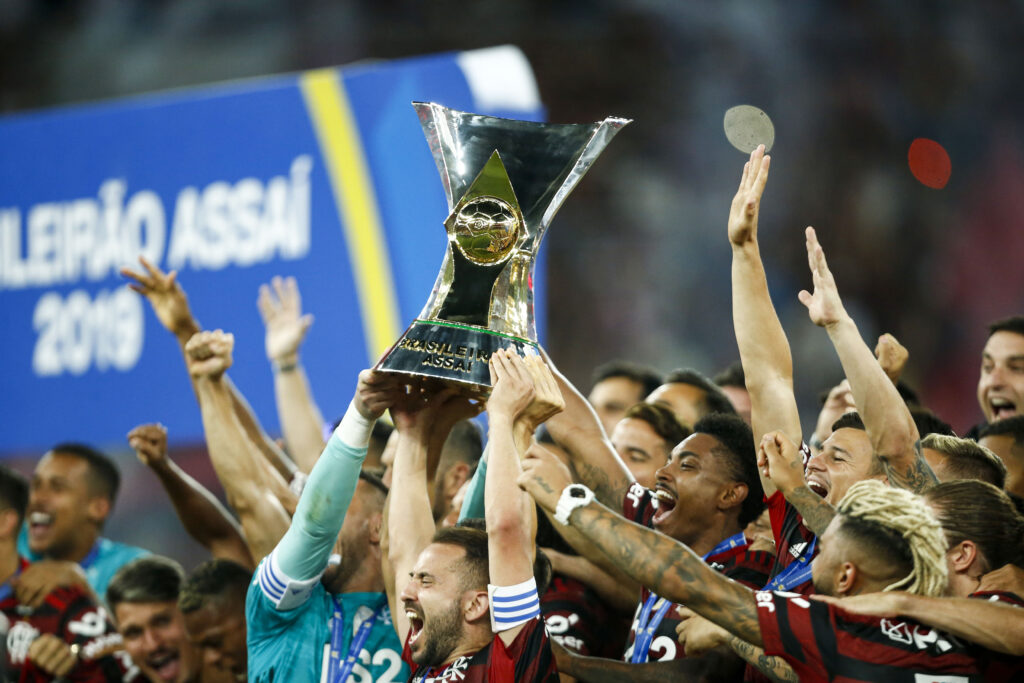 Flamengo levanta taça do Brasileirão de 2019 no Maracanã