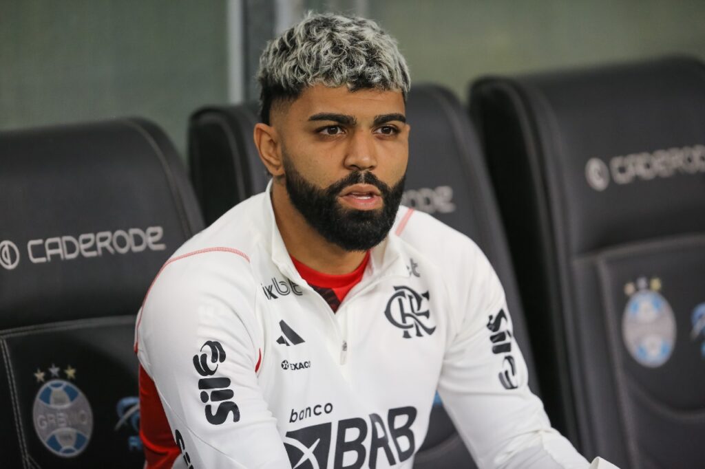 Gabigol no banco de reservas antes de partida do Flamengo; clube travou a renovação de contrato com o jogador