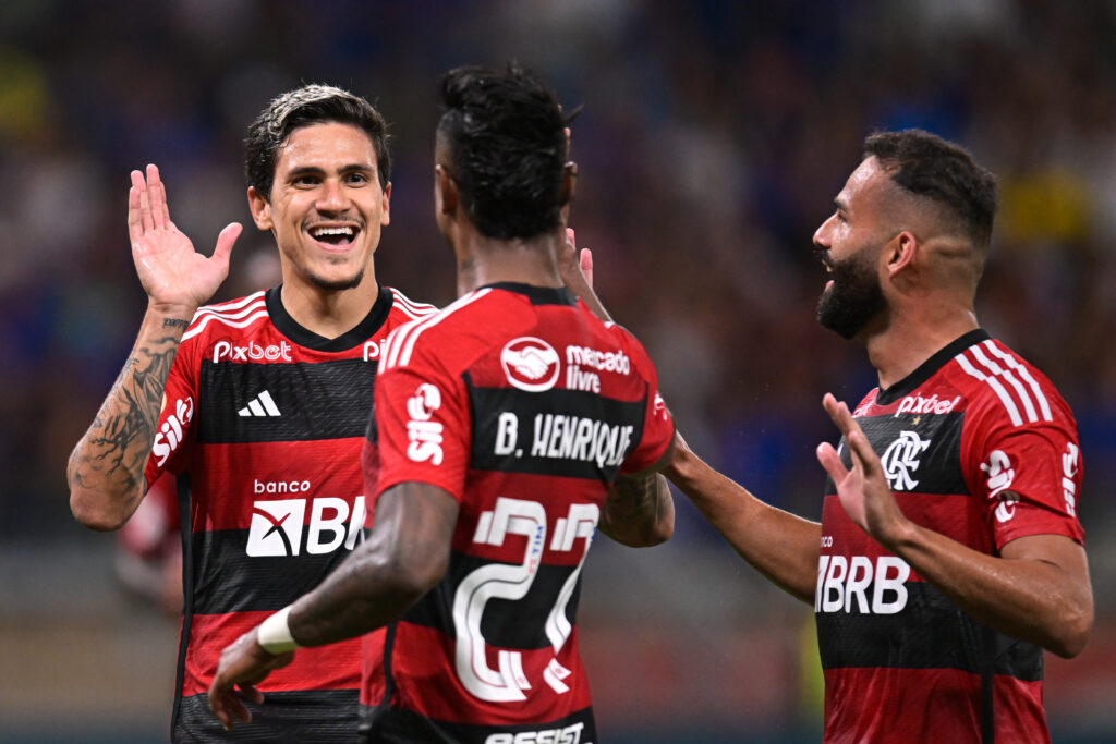 Pedro, Bruno Henrique e Thiago Maia comemoram gol do Flamengo; Band fecha acordo para transmitir jogos nos Estados UNIDOS