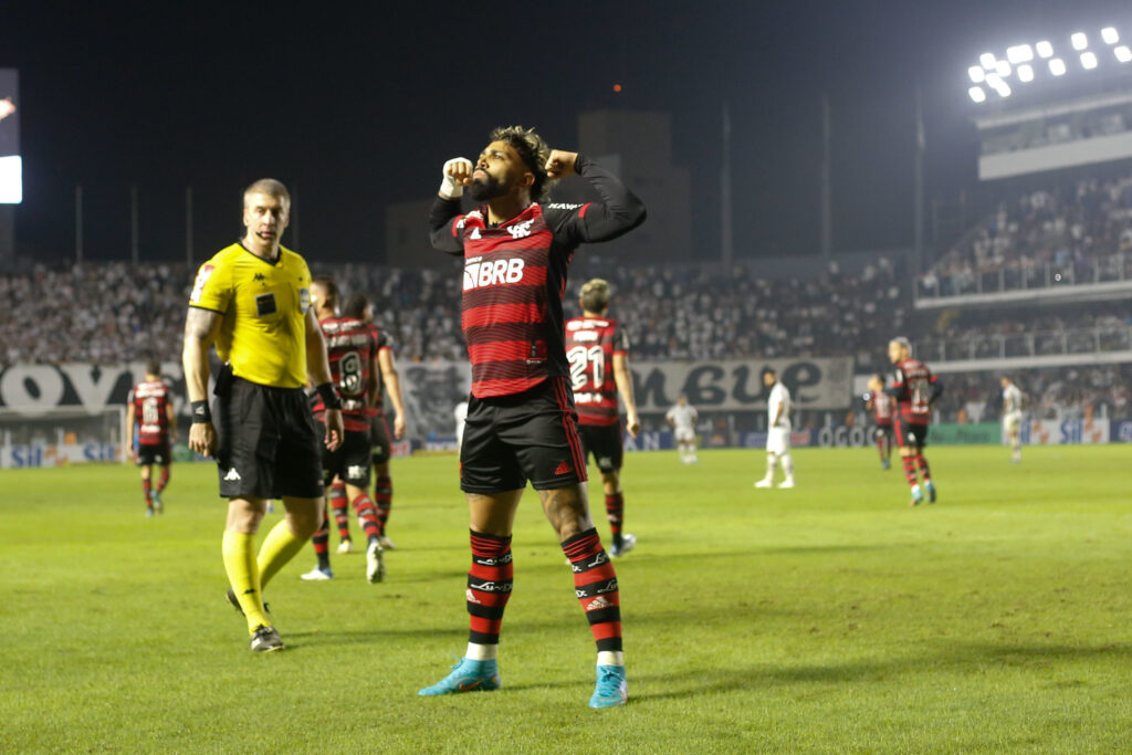 Atacante Gabigol comemora gol pelo Flamengo sobre o Santos; equipes se enfrentam pelo Brasileirão