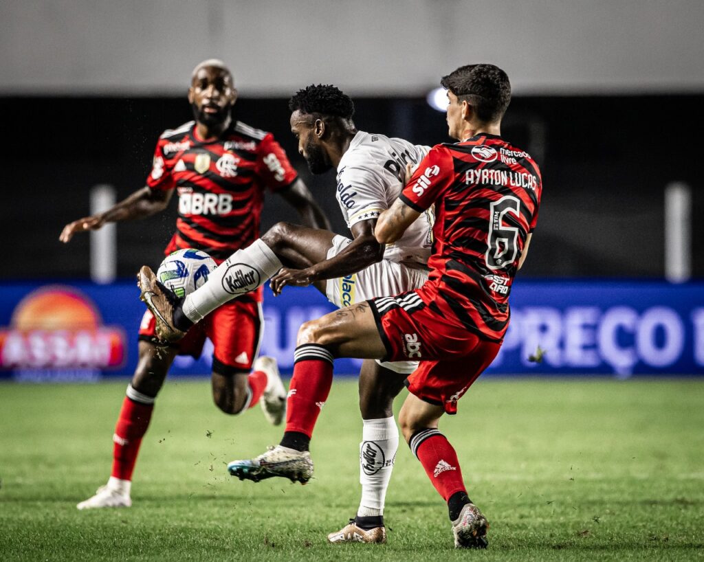 Ayrton Lucas marca o atacante Mendoza, em jogo na Vila Belmiro; Flamengo e Santos voltam a se enfrentar pelo Campeonato Brasileiro