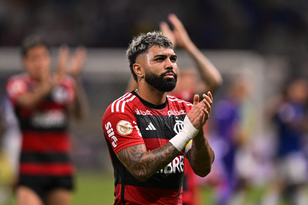 Gabigol cumprimenta torcida após jogo do Flamengo; Diretoria é contra renovação com o Camisa 10