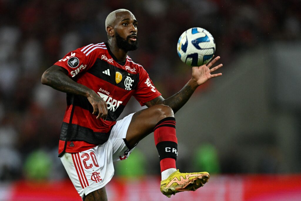 Gerson em campo pelo Flamengo; jogador lidera estatística do Fla no Brasileirão e retornou à seleção brasileira