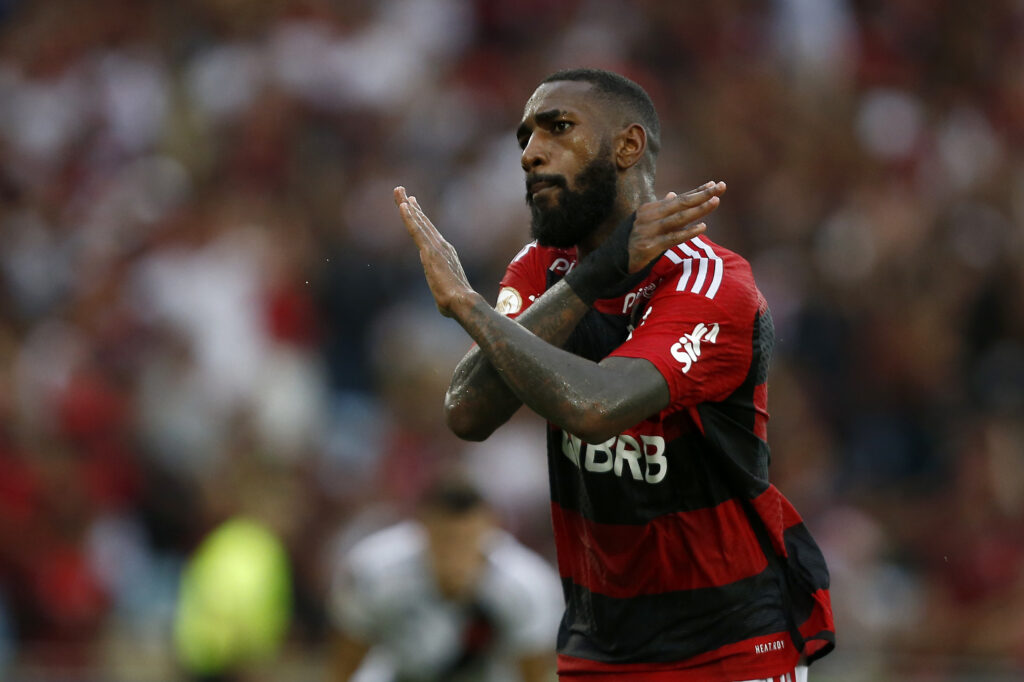 Gerson comemora gol com o "Vapo" em jogo entre Flamengo e Vasco, pelo Brasileirão