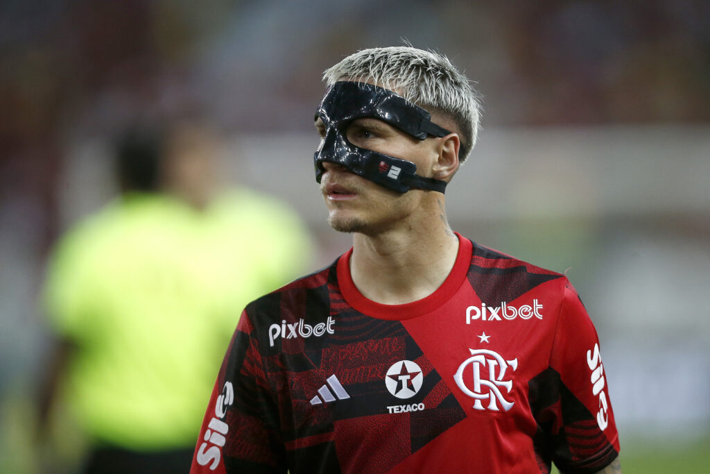 Varela não sabe se fica no Flamengo