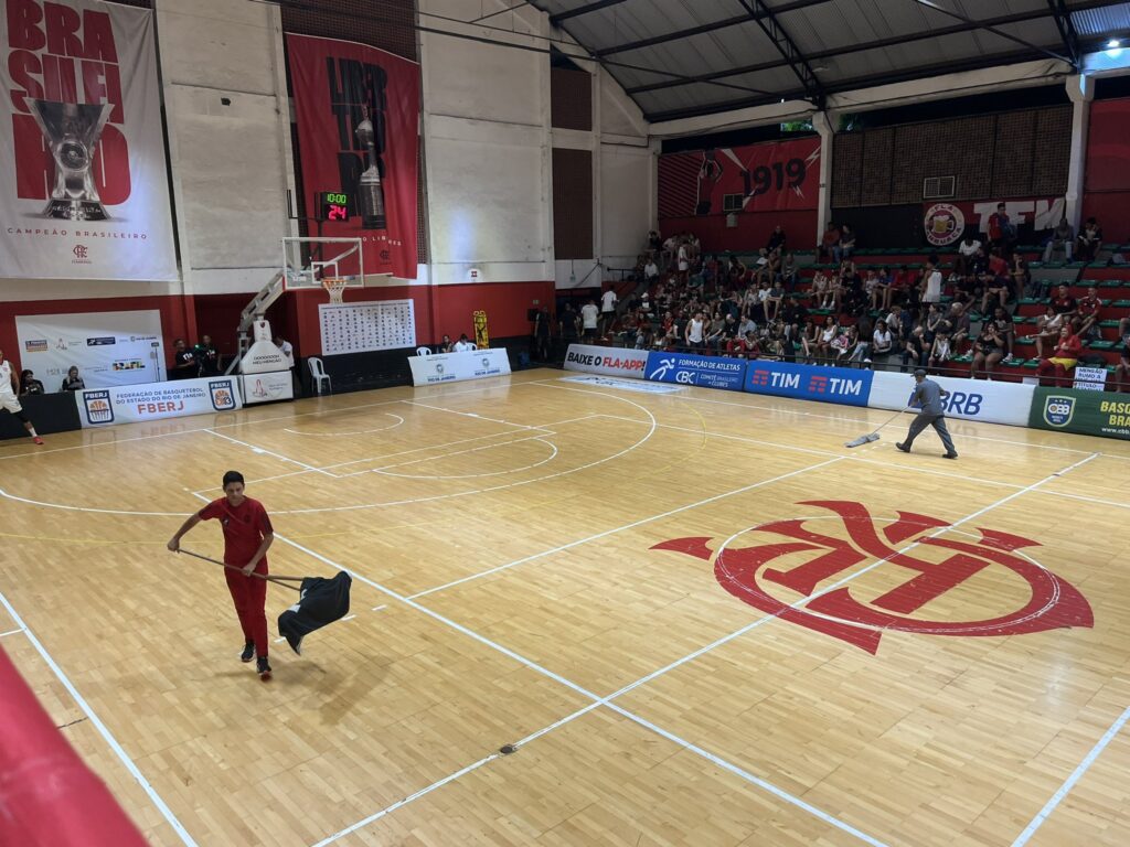 Goteira na Gávea atrapalha jogo de basquete do Flamengo