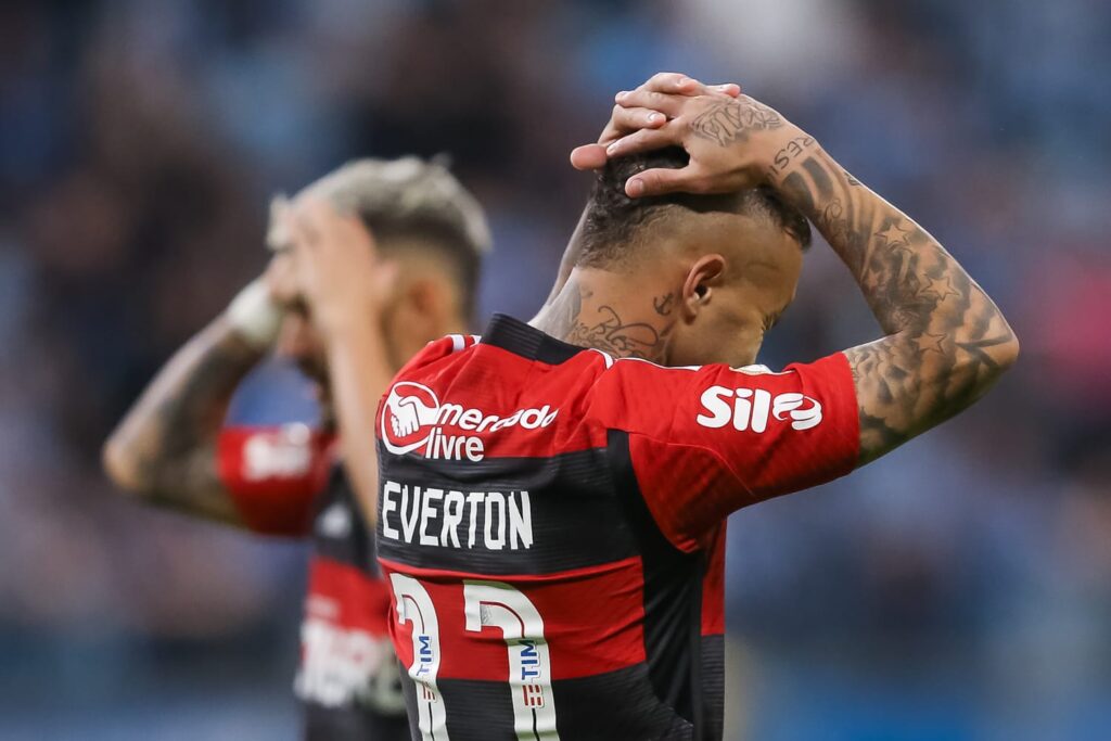 Grêmio venceu o Flamengo e Cebolinha e Arrascaeta se lamentam em campo pelo resultado ruim do jogo