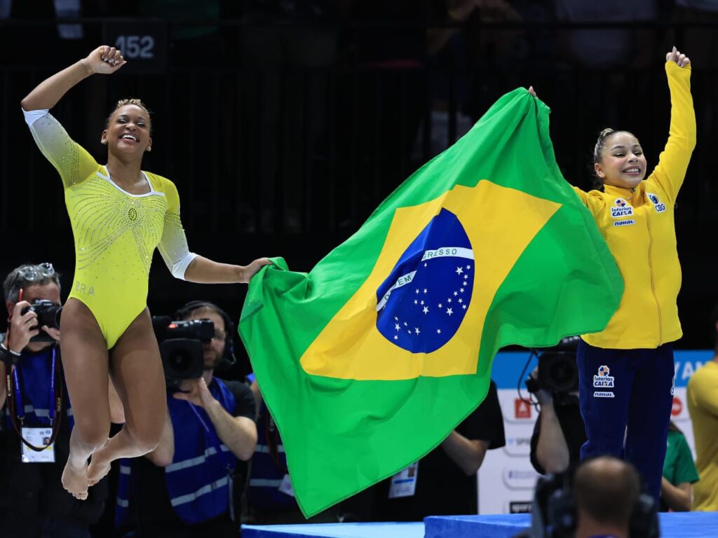 Com Biles no ouro, Rebeca Andrade e Flávia Saraiva fazem dobradinha inédita no Mundial de Ginástica na Antuérpia