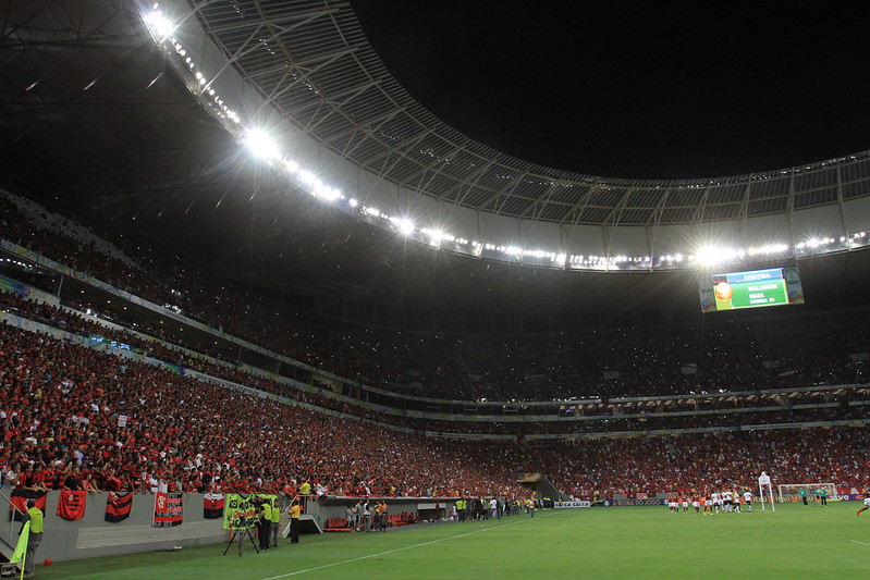 Torcida do Flamengo lota o Mané Garrincha; mais de 40 mil ingressos vendidos para jogo com o Santos em Brasília