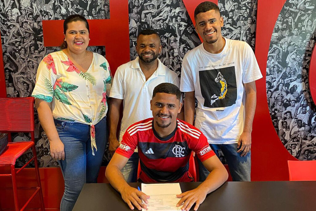 Flamengo acerta a renovação de Jean Lucas, volante da base que foi campeão brasileiro sub-20