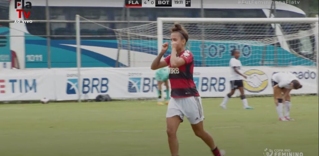 Atacante do Flamengo, Pimenta comemora gol com "Chororô", em provocação ao Botafogo