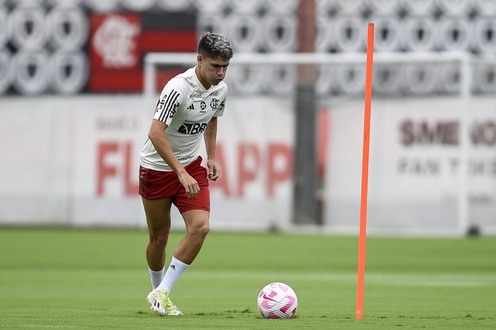 Luiz Araújo em treino do Flamengo; Tite tesou o atacante entre os titulares para enfrentar o Santos