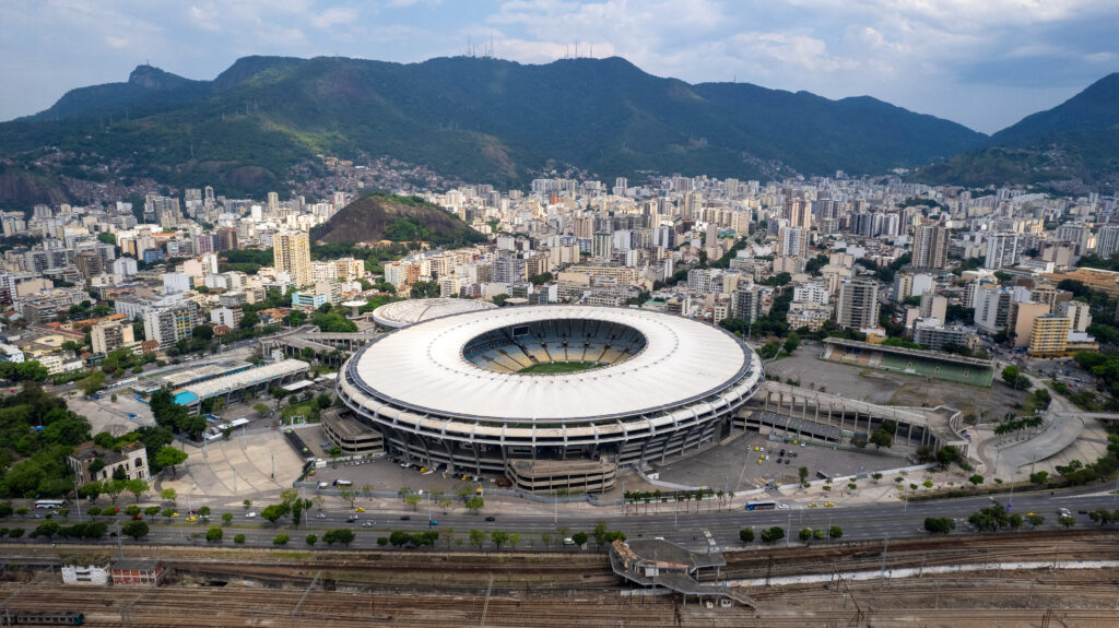 Maracanã em dia de jogo do Flamengo visto de cima; entorno terá esquema de trânsito para duelo com Atlético-MG