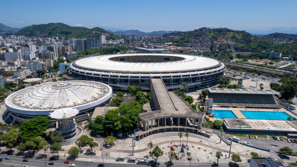 Complexo Maracanã: Maracanãzinho à esquerda, estádio ao centro e Parque Aquático Júlio Delamare à direita; Flamengo aguarda julgamento do TCE sobre suspensão de licitação