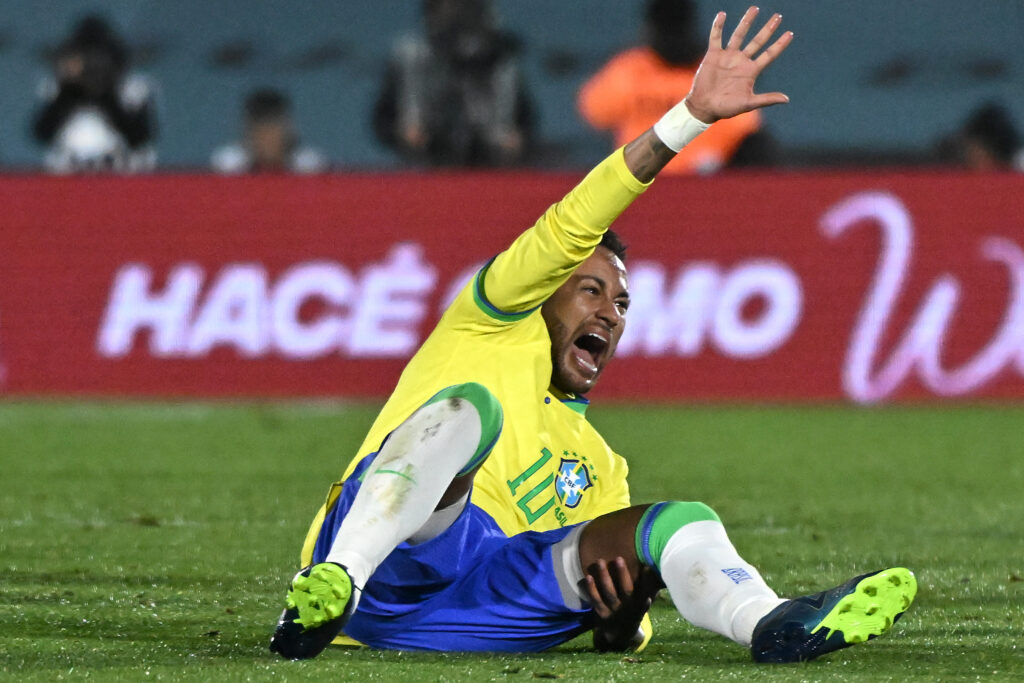 Neymar tem lesão parecida de Bruno Henrique e Thiago Maia; Daniel Cabral, da base do Flamengo, teve lesão igual duas vezes