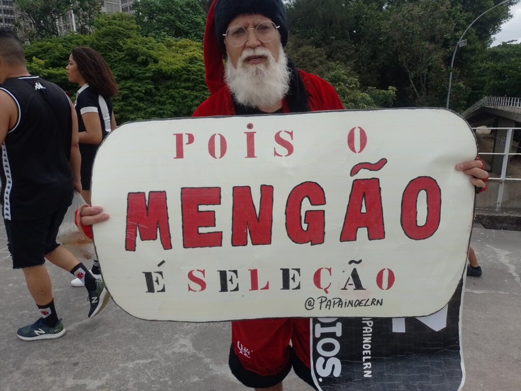 Papai Noel Rubro-Negro exibe plaquinha após ser atacado por torcedores do Vasco antes do clássico