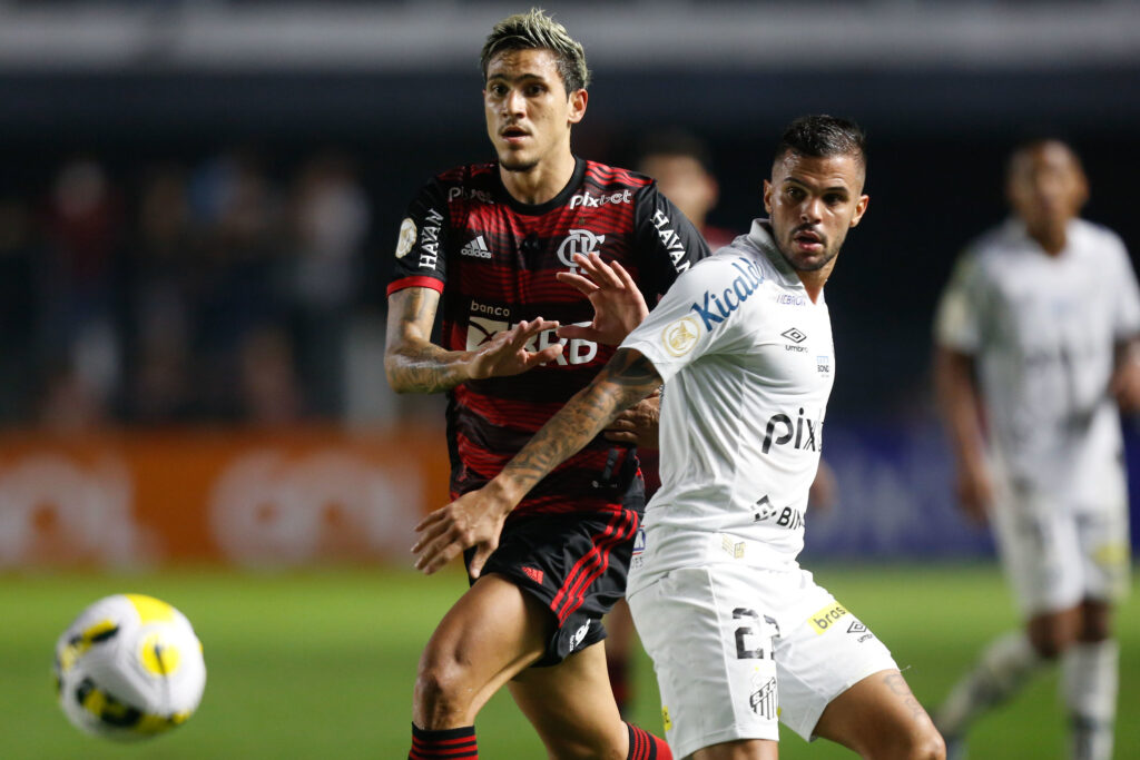 Pedro disputa bola com jogador do Santos; Tarólogo prevê resultado do jogo entre Flamengo e Santos pelo Brasileirão