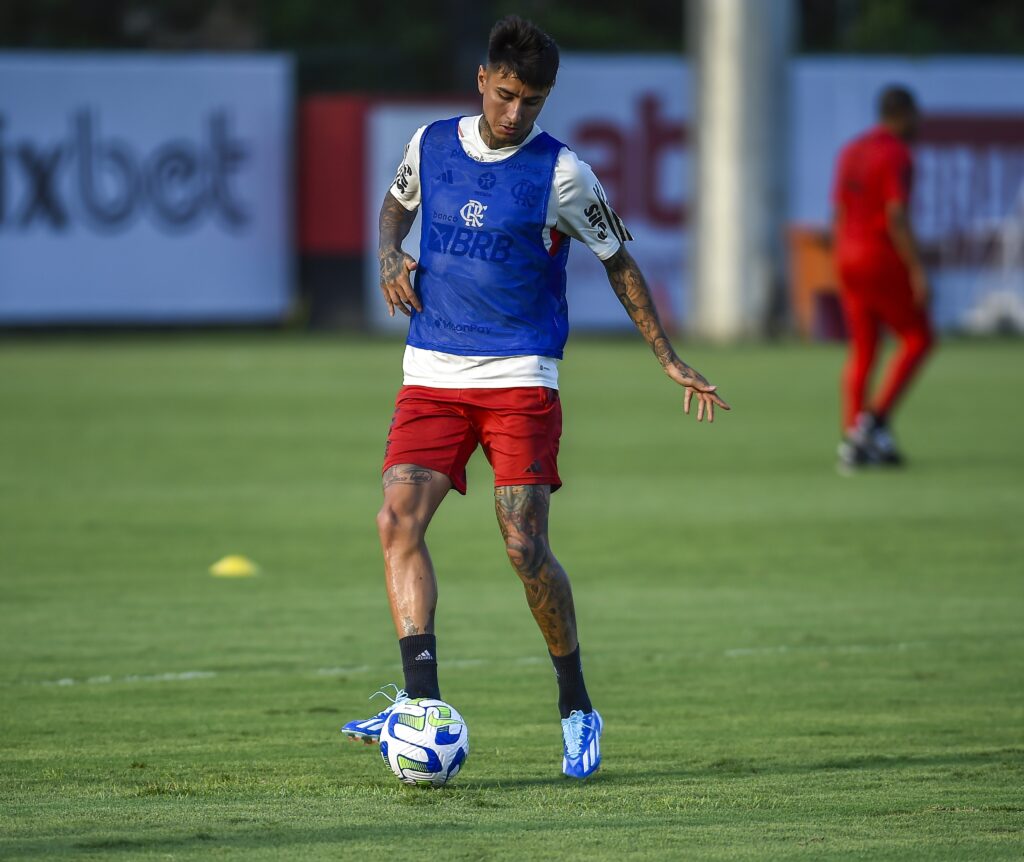 Erick Pulgar em treino do Flamengo, após retornar da seleção chilena
