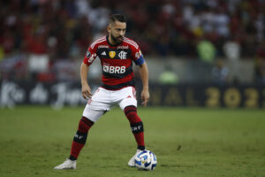 Everton Ribeiro em campo pelo Flamengo; capitão se tornou quarto jogador com mais partidas pelo Fla em Campeonatos Brasileiros