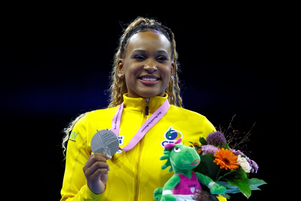 Rebeca Andrade com medalha de prata em pódio do Mundial de Ginástica; Atleta do Flamengo mandou recado para torcedores rubro-negros
