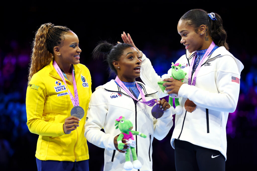 Rebeca Andrade forma pódio histórico com Simone Biles