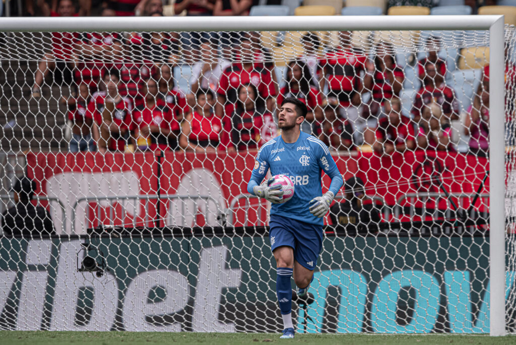 Rossi em campo pelo Flamengo no Brasileirão; jornal argentino destaca evolução do goleiro no clube