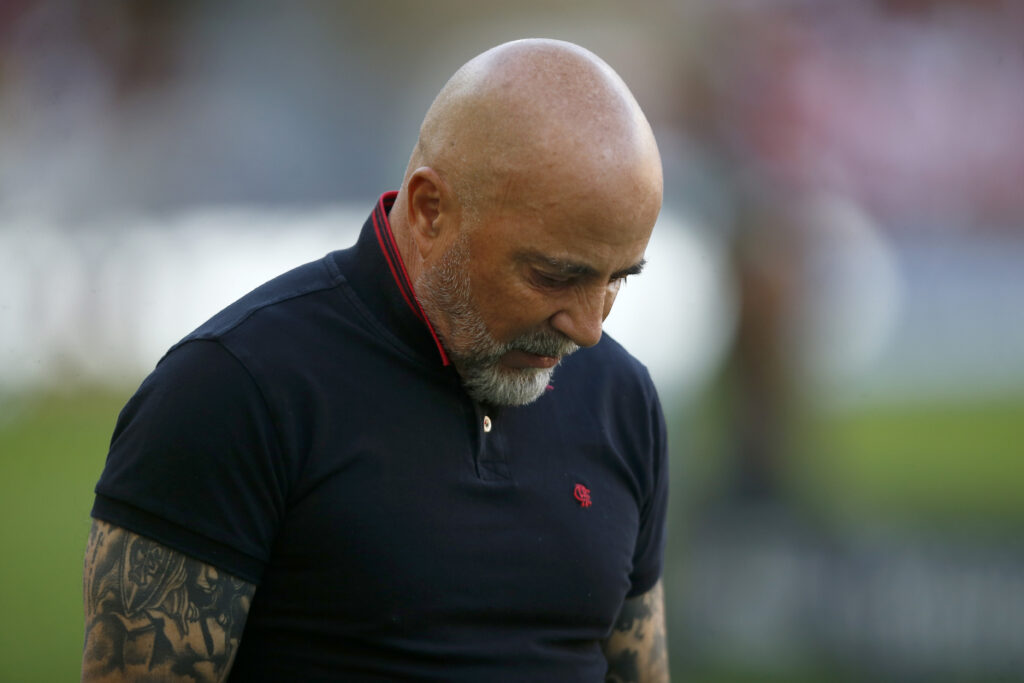 Jorge Sampaoli fala nas redes sociais sobre saída do Flamengo, enquanto diretoria já virou a página e busca contratar Tite