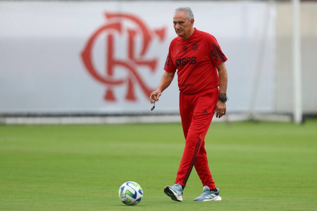Tite em treinamento do Flamengo no Ninho do Urubu; treinador não revelou estilo de jogo que pretende adotar