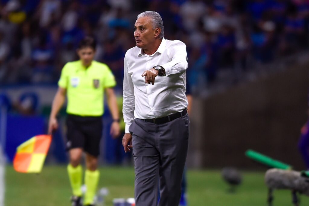 Após estrear com vitória contra Cruzeiro, Tite citou característica de Jorge Sampaoli em coletiva pelo Flamengo.