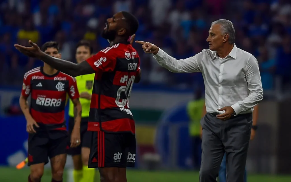 Flamengo faz as contas de como pode terminar rodada do Campeonato Brasileiro dependendo de jogo contra o Santos; Botafogo segue na mira da equipe de Tite