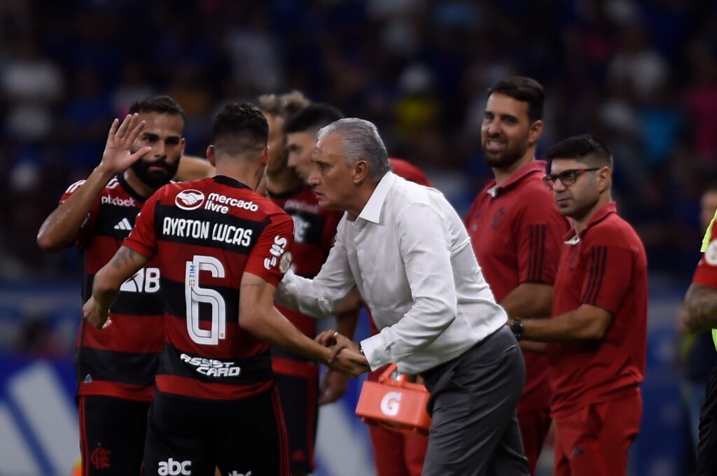 Tite e Ayrton Lucas em jogo do Flamengo contra o Cruzeiro