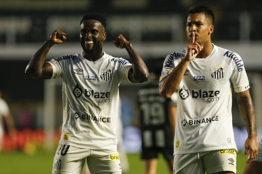 Mendoza e Marcos Leonardo comemoram gol do Santos; veja como chega o time para o confronto contra o Flamengo