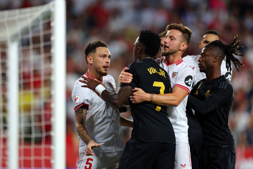 Vinícius Júnior é vítima de racismo mais uma vez no futebol espanhol, durante jogo entre Real Madrid e Sevilla