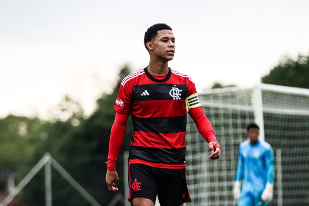 Flamengo assina primeiro contrato de Victor Thiago, lateral-direito do sub-17 e companheiro de Lorran na categoria