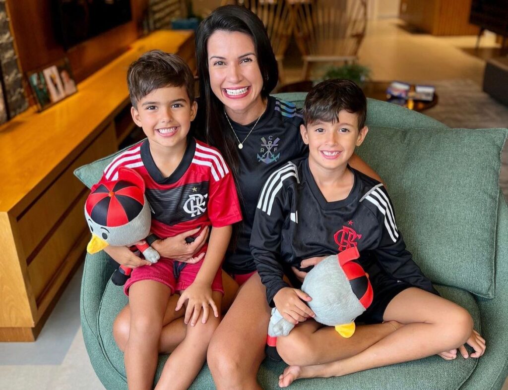 Após vitória do Flamengo sobre o Cruzeiro, esposa de Matheus Bachi celebrou estreia de Tite no Instagram junto aos netos do treinador